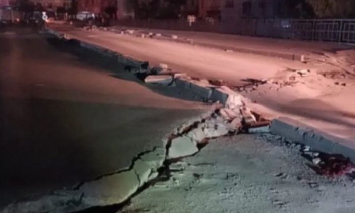Son sarsıntıda köprüde büyük yarıklar oluştu