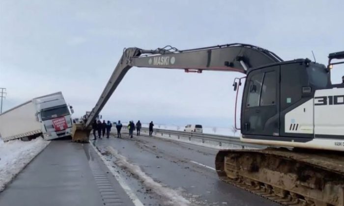 Tıpkı yardım tırı Konya’da kaza yaptı… Tırı, Manisa kurtardı