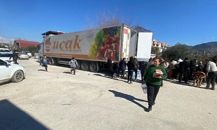 Yaş meyve zerzevat bölümü, araçları ile Türkiye’nin yardımlarını zelzele bölgesine taşıyor