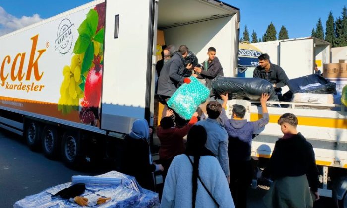 Yaş meyve zerzevat bölümü yardımları bölgeye taşıyor