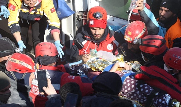 Zeytinburnu Belediyesi 132 İşçi ve 35 İş Makinasıyla Yardım ve Kurtarma Çalışmalarına Dayanak Veriyor