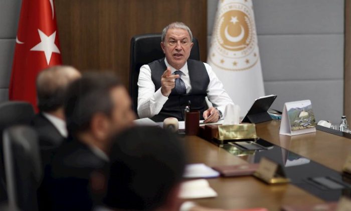 Bakan Akar birlik komutanlarıyla toplandı