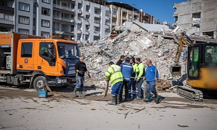 Deprem bölgesine su sağlamak için kesintisiz mesai
