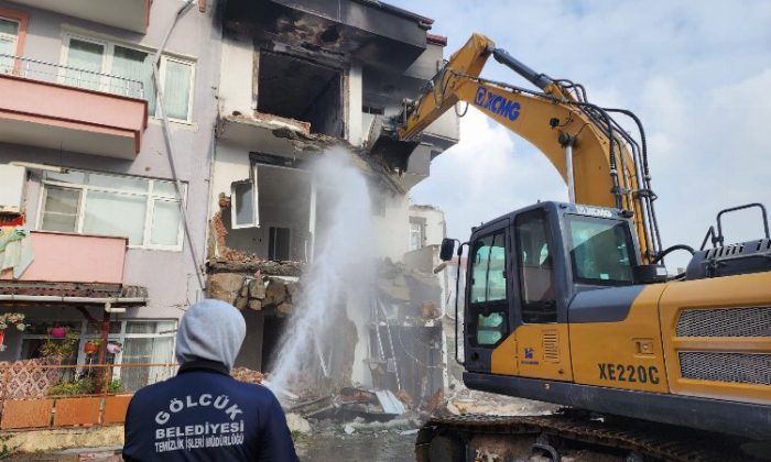 Gölcük’teki patlamada ağır hasarlı binanın yıkımı tamamlandı