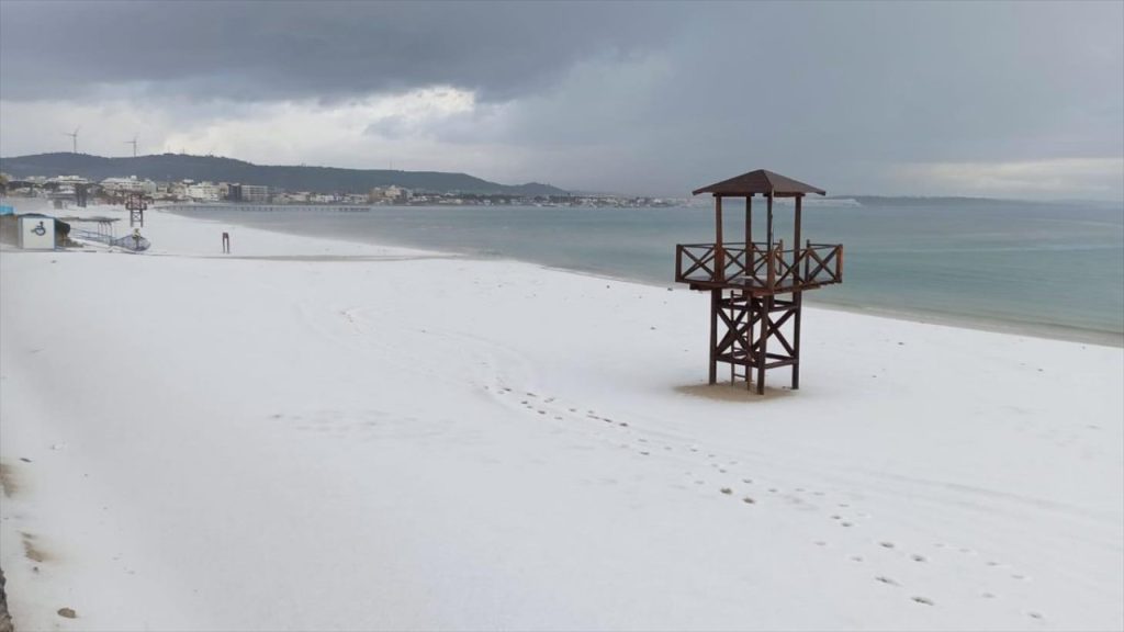 İzmir’de Dolu! Çeşme Sahili Beyaza Büründü