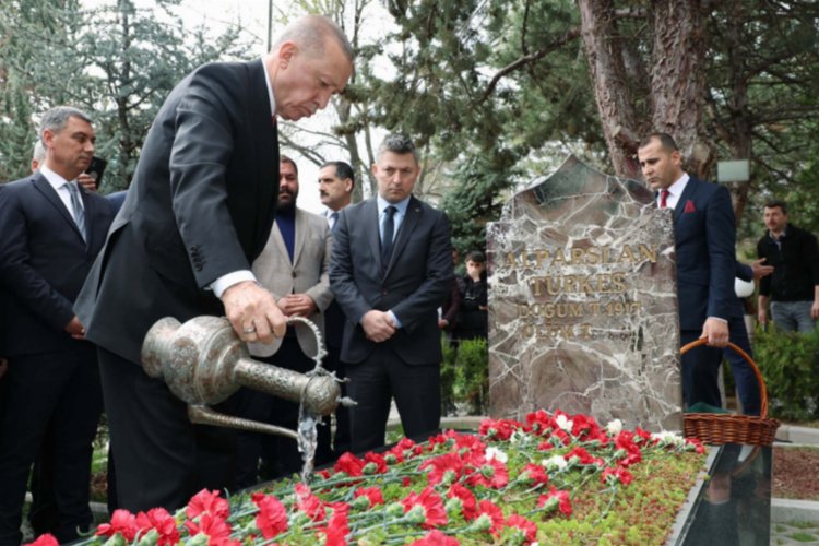 Cumhurbaşkanı Erdoğan’dan Türkeş’in kabrine ziyaret