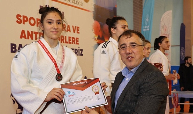 Nevşehir Belediye Başkanı Dr. Mehmet Savran, Okul Sporları Judo Yıldızlar Kız – Erkek Türkiye Birinciliği Müsabakaları ödül törenine katıldı