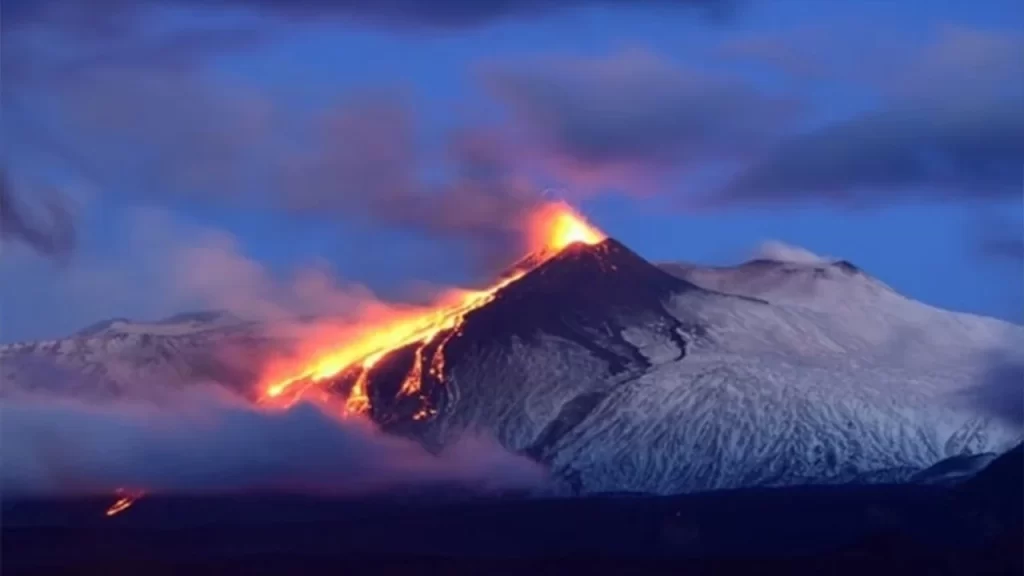Etna Yanardağı Tekrar Faaliyete Geçti