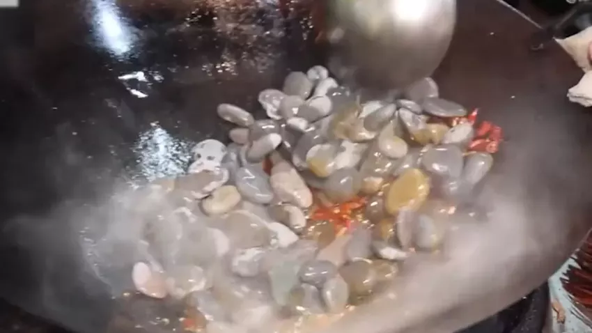 Çinliler Sonunda Taşı Da Yedi! Çin Sokak Lezzetlerine Taş Kavurma Eklendi