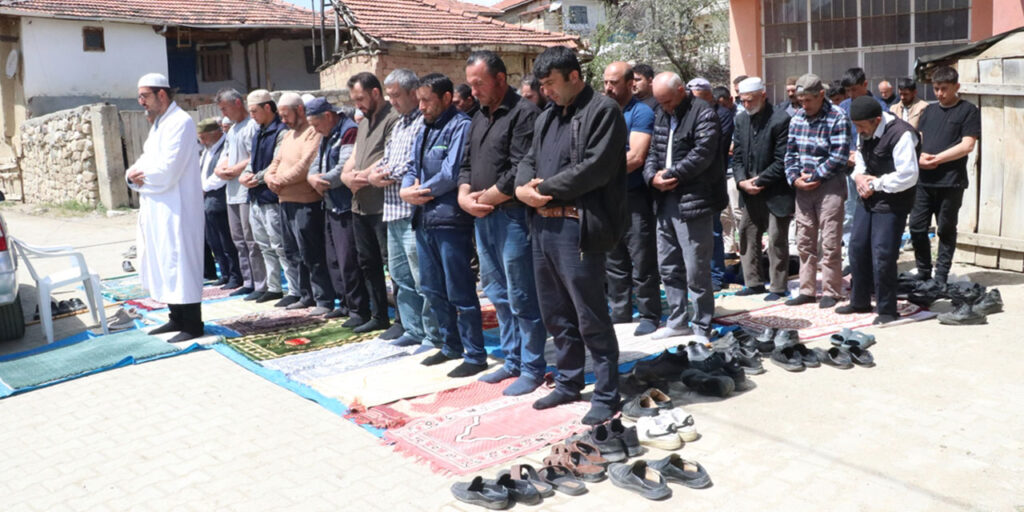 Vali Özkan, Yozgat’ta depremin bilançosunu açıkladı: Cuma namazı açık alanda kılındı
