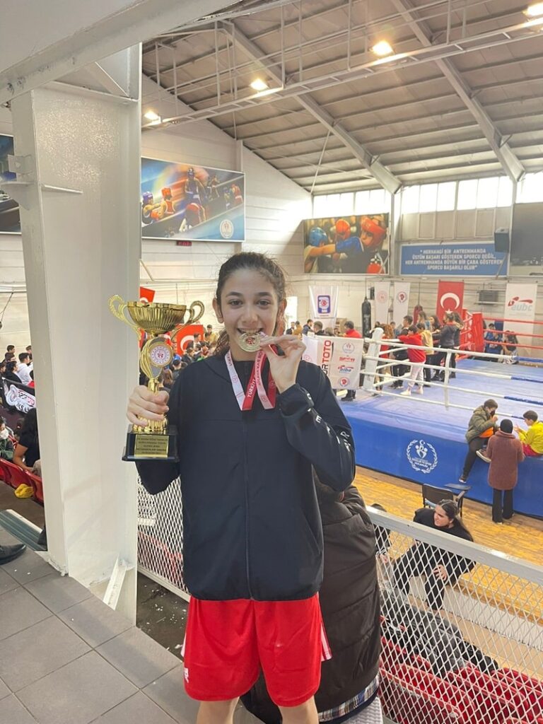 İş İnsanı İbrahim Murat Gündüz Türkiye Kickboks Federasyonu Başkan Adayı Şahin Eroğlu Ve Tüm Antrenörlerin Antrenörler Gününü Kutladı 3 WhatsApp Gorsel 2024 06 21 saat 20.41.42 5b75a356 min